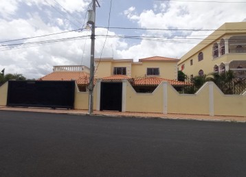 Casa de dos niveles en el corazón de la Autopista San Isidro Prado Oriental
