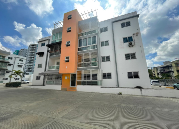 Apartamento en la Jacobo Majluta, primer piso con patio